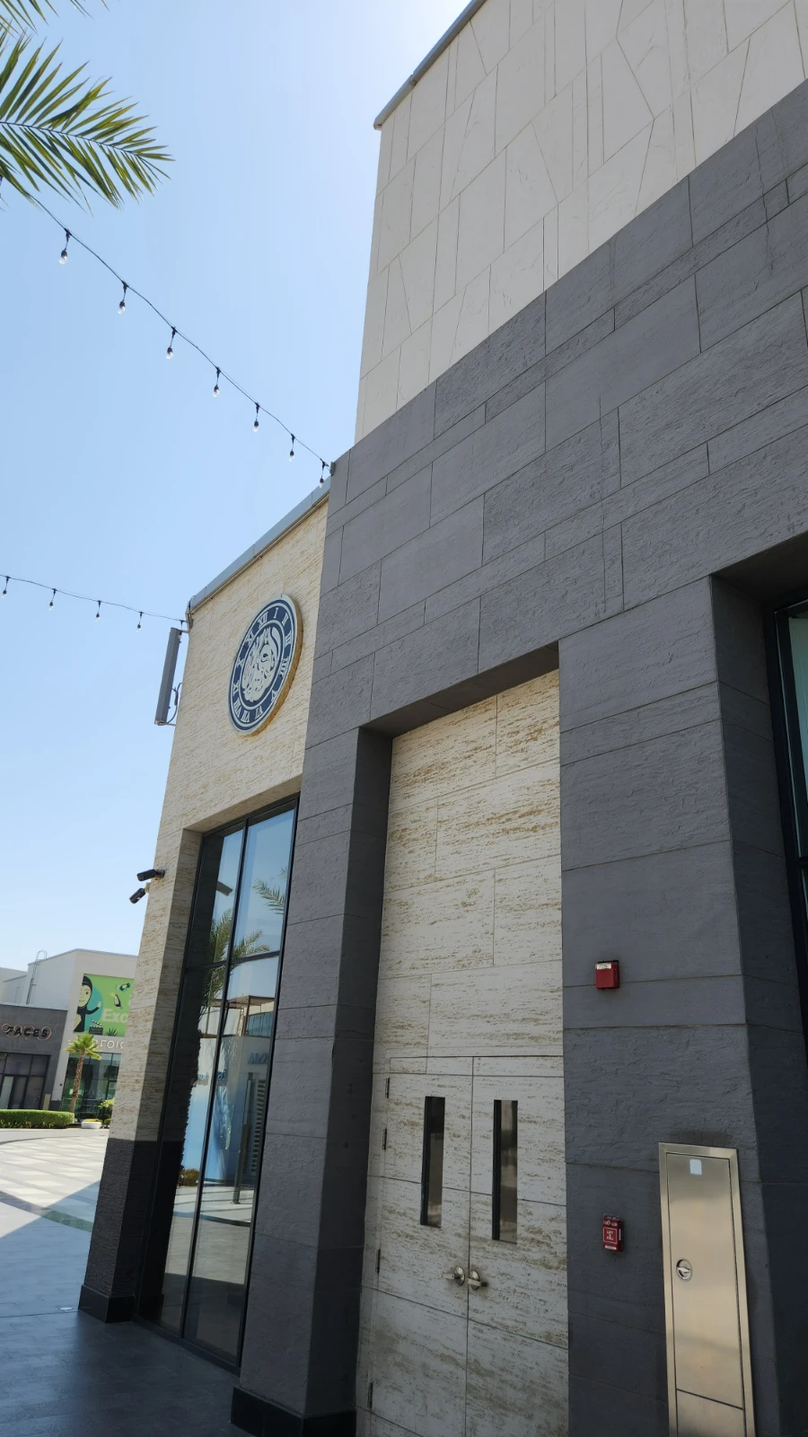 eCovering hotel facade application